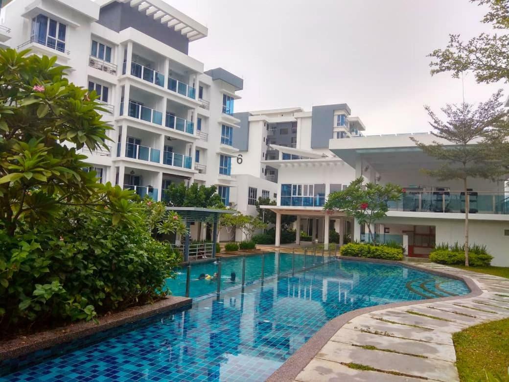Putra 1 Pool Homestay Bandar Seri Putra Kampong Sungai Buah Dış mekan fotoğraf